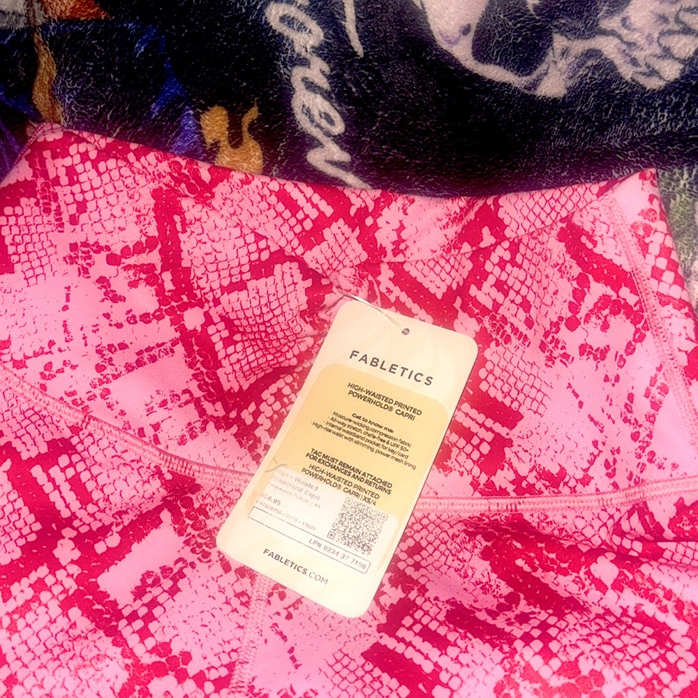 🤩NWT 🌸 FABLETICS 🌺 PINK/RED PYTHON PRINT POWERHOLD HI-WAIST CAPRI 🌷NEW😍